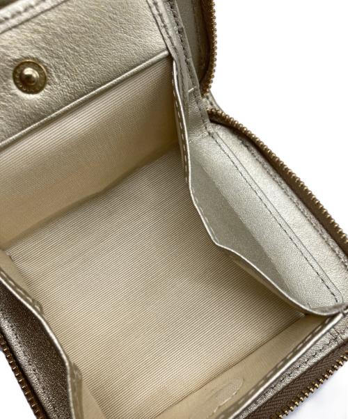 TREASURE TOPKAPI（トレジャートプカピ）TREASURE TOPKAPI (トレジャートプカピ) エンボスレザー ラウンド二つ折り財布 ゴールドの古着・服飾アイテム