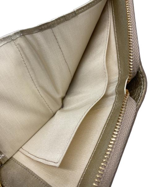 TREASURE TOPKAPI（トレジャートプカピ）TREASURE TOPKAPI (トレジャートプカピ) エンボスレザー ラウンド二つ折り財布 ゴールドの古着・服飾アイテム