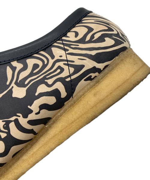 CLARKS ORIGINALS（クラークス オリジナルズ）Clarks Originals (クラークス オリジナルズ) Wu -Tang Clan ワラビー ベージュ×ブラック サイズ:26.5cmの古着・服飾アイテム