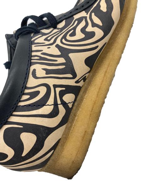 CLARKS ORIGINALS（クラークス オリジナルズ）Clarks Originals (クラークス オリジナルズ) Wu -Tang Clan ワラビー ベージュ×ブラック サイズ:26.5cmの古着・服飾アイテム