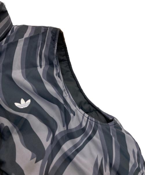 adidas Originals（アディダスオリジナル）adidas originals (アディダスオリジナル) アブストラクト アニマルプリント リバーシブルベスト　IJ8187 ブラック×グレー サイズ:Lの古着・服飾アイテム