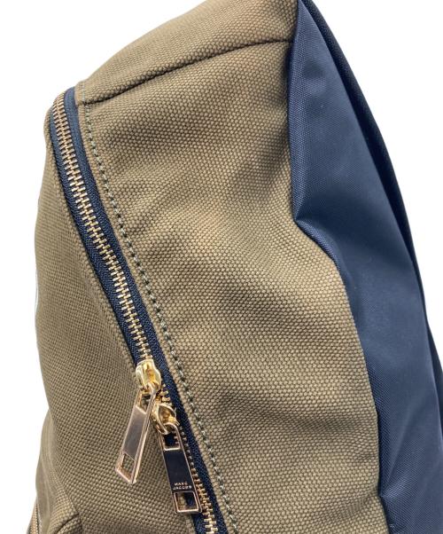 MARC JACOBS（マークジェイコブズ）MARC JACOBS (マークジェイコブズ) Canvas Signet Backpack オリーブの古着・服飾アイテム