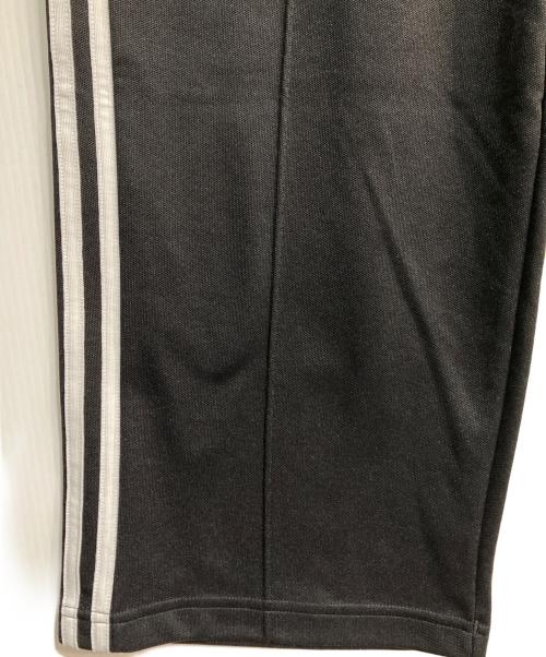 adidas（アディダス）adidas (アディダス) アディカラー バギーフィット ファイヤーバードトラックパンツ　IZ4801 ブラック サイズ:M 未使用品の古着・服飾アイテム