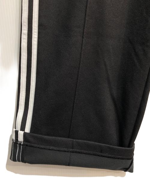 adidas（アディダス）adidas (アディダス) アディカラー バギーフィット ファイヤーバードトラックパンツ　IZ4801 ブラック サイズ:M 未使用品の古着・服飾アイテム