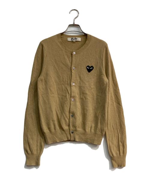 PLAY COMME des GARCONS（プレイコムデギャルソン）PLAY COMME des GARCONS (プレイコムデギャルソン) ハートワッペンカーディガン ベージュ サイズ:Ｍの古着・服飾アイテム