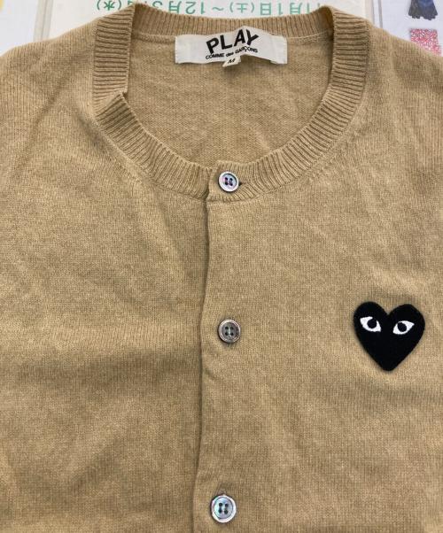 PLAY COMME des GARCONS（プレイコムデギャルソン）PLAY COMME des GARCONS (プレイコムデギャルソン) ハートワッペンカーディガン ベージュ サイズ:Ｍの古着・服飾アイテム