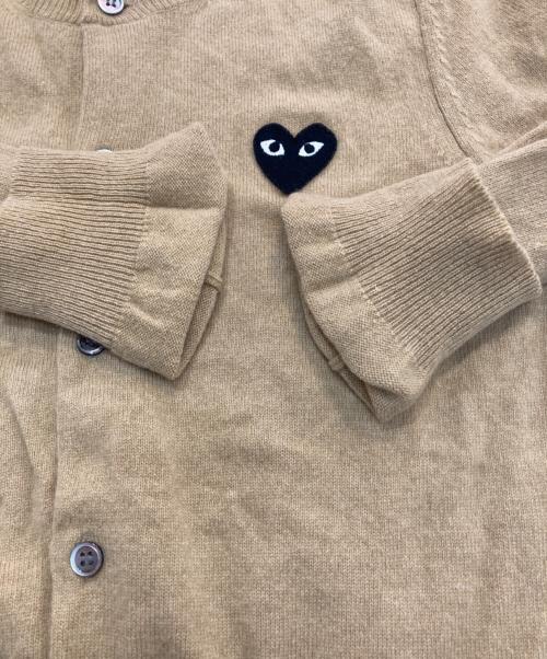 PLAY COMME des GARCONS（プレイコムデギャルソン）PLAY COMME des GARCONS (プレイコムデギャルソン) ハートワッペンカーディガン ベージュ サイズ:Ｍの古着・服飾アイテム