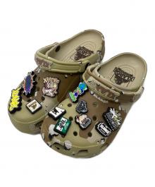 X-LARGE×crocs（エクストララージ×クロックス）の古着「サンダル」｜カーキ