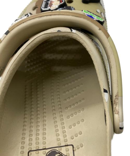 X-LARGE（エクストララージ）X-LARGE (エクストララージ) crocs (クロックス) サンダル カーキ サイズ:26cmの古着・服飾アイテム