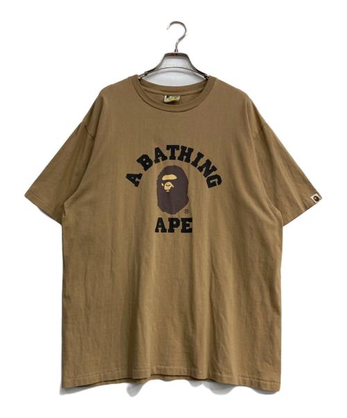 A BATHING APE（アベイシングエイプ）A BATHING APE (アベイシングエイプ) ロゴプリントカレッジTシャツ ブラウン サイズ:２XLの古着・服飾アイテム