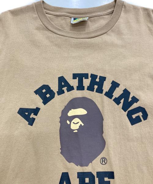 A BATHING APE（アベイシングエイプ）A BATHING APE (アベイシングエイプ) ロゴプリントカレッジTシャツ ブラウン サイズ:２XLの古着・服飾アイテム