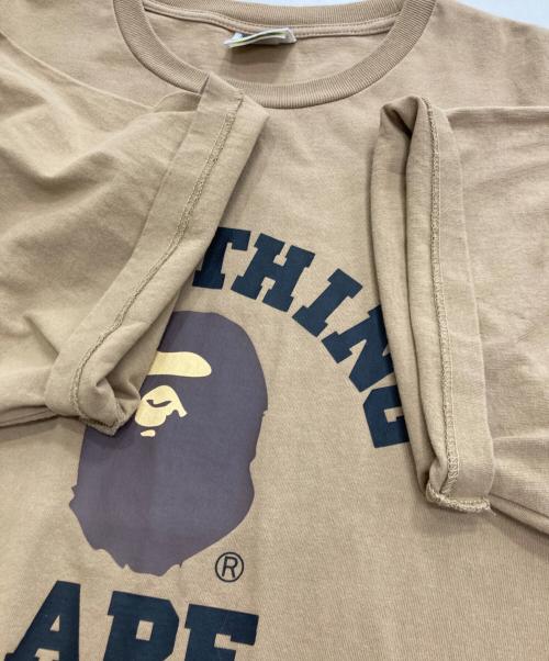 A BATHING APE（アベイシングエイプ）A BATHING APE (アベイシングエイプ) ロゴプリントカレッジTシャツ ブラウン サイズ:２XLの古着・服飾アイテム