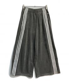 adidas（アディダス）の古着「ベルベット ルーズ トラックパンツ　IS4558」｜チャコールグレー