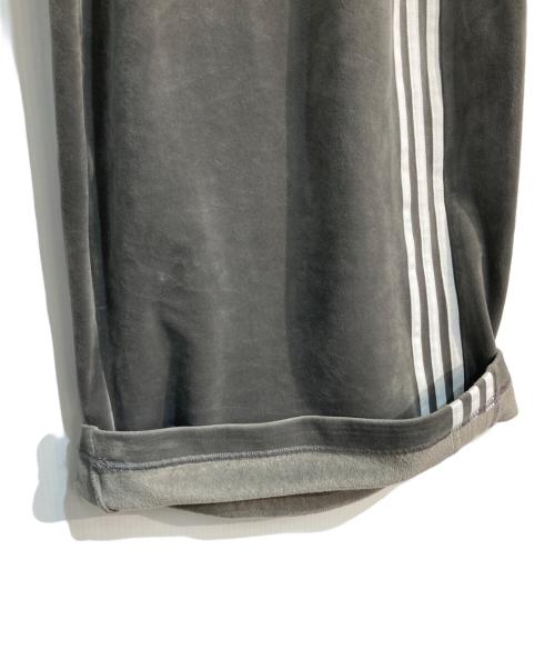 adidas（アディダス）adidas (アディダス) ベルベット ルーズ トラックパンツ　IS4558 チャコールグレー サイズ:XLの古着・服飾アイテム