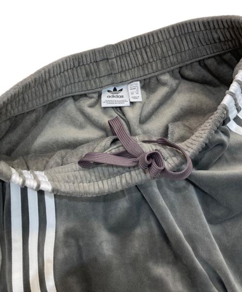 adidas（アディダス）adidas (アディダス) ベルベット ルーズ トラックパンツ　IS4558 チャコールグレー サイズ:XLの古着・服飾アイテム