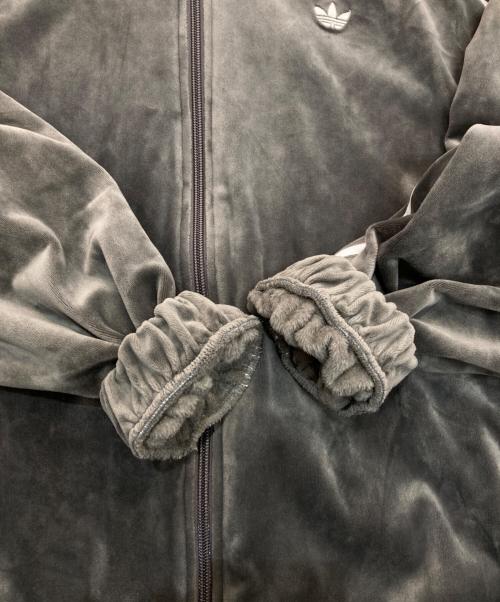adidas（アディダス）adidas (アディダス) ベルベット オーバーサイズ トラックトップ　IT9403 チャコールグレー サイズ:XLの古着・服飾アイテム