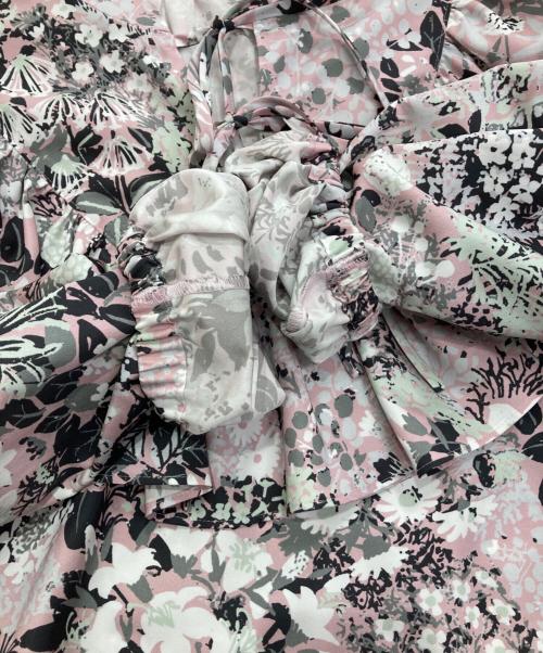 SEVEN TEN by MIHO KAWAHITO（セブン テン バイ ミホ カワヒト）SEVEN TEN by MIHO KAWAHITO (セブン テン バイ ミホ カワヒト) プリントフリルブラウス　7A106 ピンク サイズ:Mの古着・服飾アイテム