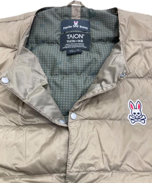 Psycho Bunny（サイコ バニー）Psycho Bunny (サイコ バニー) TAION (タイオン) クルーネックボタン ダウンジャケット カーキ サイズ:XLの古着・服飾アイテム