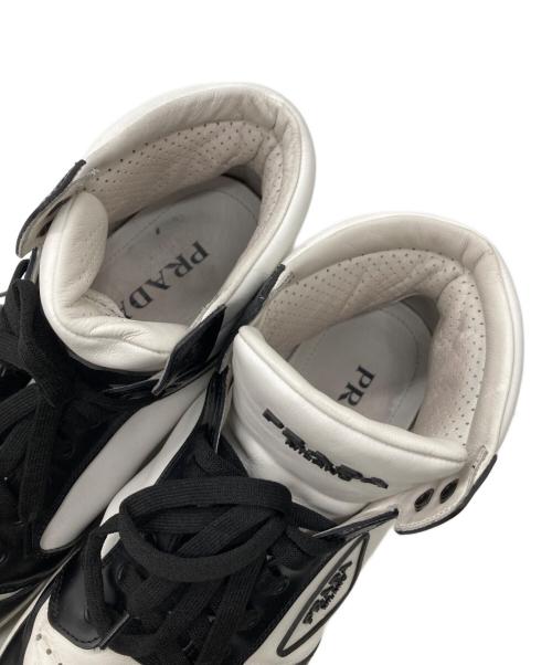 PRADA（プラダ）PRADA (プラダ) トライアングルロゴ レザー ハイカットスニーカー　2TE182 ホワイト×ブラック サイズ:7の古着・服飾アイテム