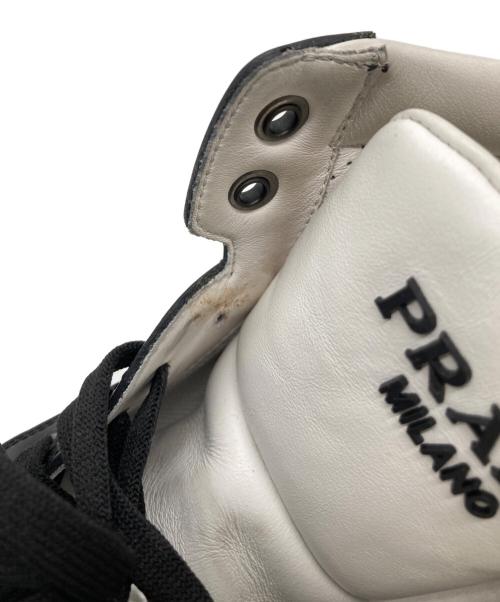 PRADA（プラダ）PRADA (プラダ) トライアングルロゴ レザー ハイカットスニーカー　2TE182 ホワイト×ブラック サイズ:7の古着・服飾アイテム
