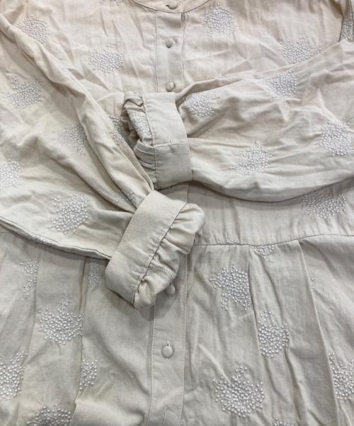 オオカミとフクロウ（オオカミトフクロウ）オオカミとフクロウ (オオカミトフクロウ) オオカミと重なる雪のカルテットコットン刺繍ブラウス ベージュ サイズ:Freeの古着・服飾アイテム