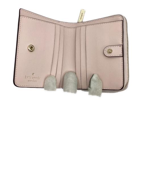 Kate Spade（ケイトスペード）Kate Spade (ケイトスペード) ストロベリーガーデンプリント スモールジップアラウンドバイフォールドウォレット ピンクの古着・服飾アイテム