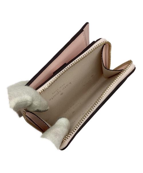 Kate Spade（ケイトスペード）Kate Spade (ケイトスペード) ストロベリーガーデンプリント スモールジップアラウンドバイフォールドウォレット ピンクの古着・服飾アイテム