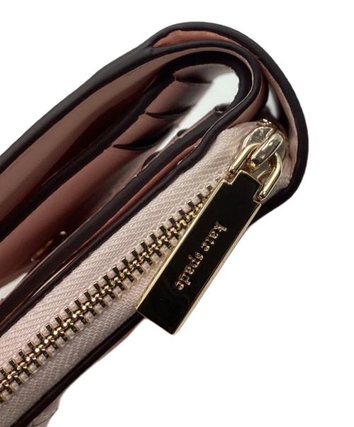 Kate Spade（ケイトスペード）Kate Spade (ケイトスペード) ストロベリーガーデンプリント スモールジップアラウンドバイフォールドウォレット ピンクの古着・服飾アイテム