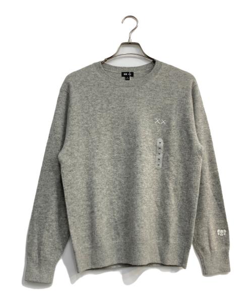 UNIQLO（ユニクロ）UNIQLO (ユニクロ) KAWS (カウズ) カシミヤクルーネックセーター グレー サイズ:M 未使用品の古着・服飾アイテム