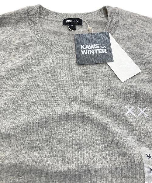 UNIQLO（ユニクロ）UNIQLO (ユニクロ) KAWS (カウズ) カシミヤクルーネックセーター グレー サイズ:M 未使用品の古着・服飾アイテム