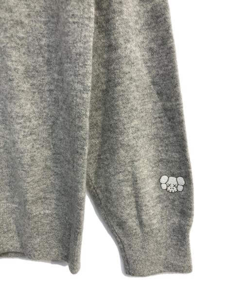 UNIQLO（ユニクロ）UNIQLO (ユニクロ) KAWS (カウズ) カシミヤクルーネックセーター グレー サイズ:M 未使用品の古着・服飾アイテム