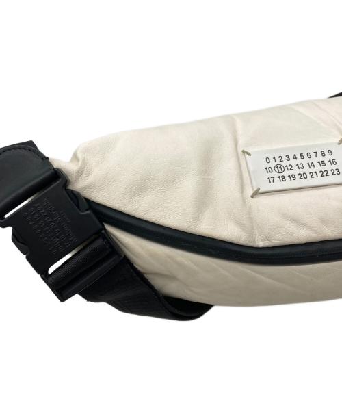 Maison Margiela（メゾンマルジェラ）Maison Margiela (メゾンマルジェラ) GLAM SLAM ボディバッグ ベージュの古着・服飾アイテム