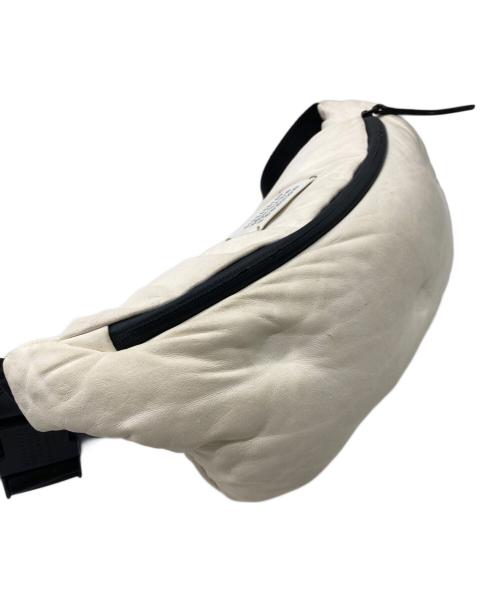 Maison Margiela（メゾンマルジェラ）Maison Margiela (メゾンマルジェラ) GLAM SLAM ボディバッグ ベージュの古着・服飾アイテム