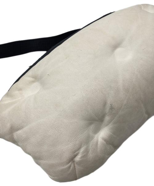 Maison Margiela（メゾンマルジェラ）Maison Margiela (メゾンマルジェラ) GLAM SLAM ボディバッグ ベージュの古着・服飾アイテム