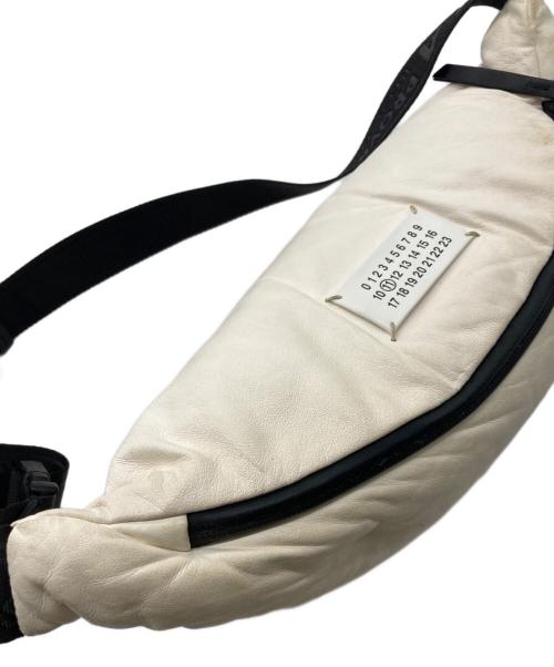 Maison Margiela（メゾンマルジェラ）Maison Margiela (メゾンマルジェラ) GLAM SLAM ボディバッグ ベージュの古着・服飾アイテム