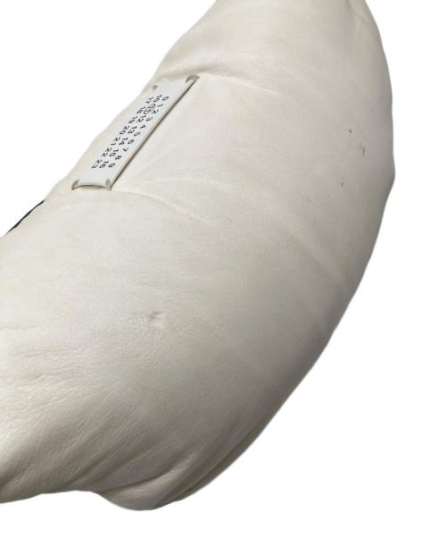 Maison Margiela（メゾンマルジェラ）Maison Margiela (メゾンマルジェラ) GLAM SLAM ボディバッグ ベージュの古着・服飾アイテム