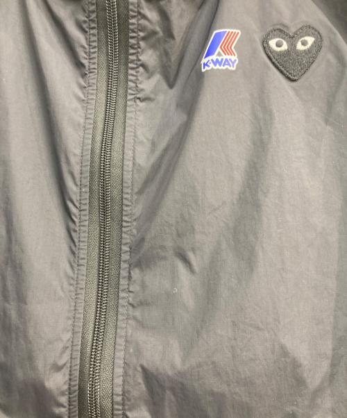 PLAY COMME des GARCONS（プレイコムデギャルソン）PLAY COMME des GARCONS (プレイコムデギャルソン) K-way (ケイウェイ) フーデッドジャケット ブラック サイズ:Ｍの古着・服飾アイテム