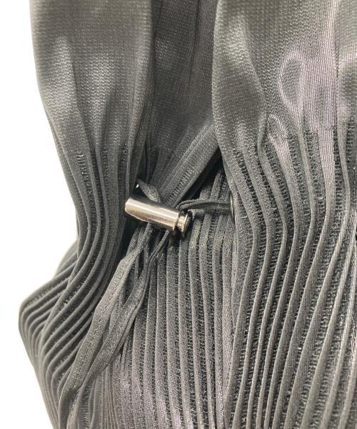 ISSEY MIYAKE（イッセイミヤケ）ISSEY MIYAKE (イッセイミヤケ) 変形プリーツ巾着バッグ ブラックの古着・服飾アイテム