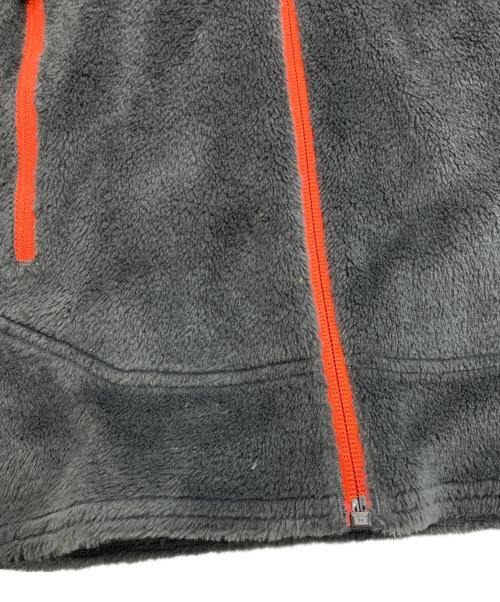 Patagonia（パタゴニア）Patagonia (パタゴニア) R2フリースジャケット　FA16　25138 グレー×オレンジ サイズ:XSの古着・服飾アイテム