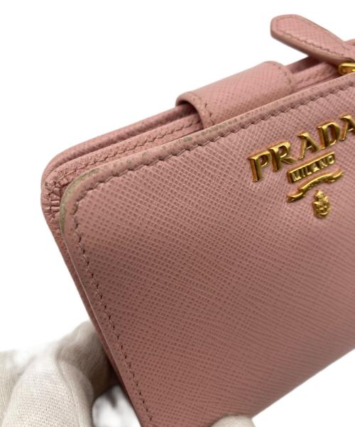 PRADA（プラダ）PRADA (プラダ) サフィアーノ2つ折り財布 ピンクの古着・服飾アイテム