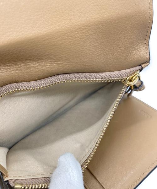Chloe（クロエ）Chloe (クロエ) チャーム付き 3つ折り財布 ブラウンの古着・服飾アイテム