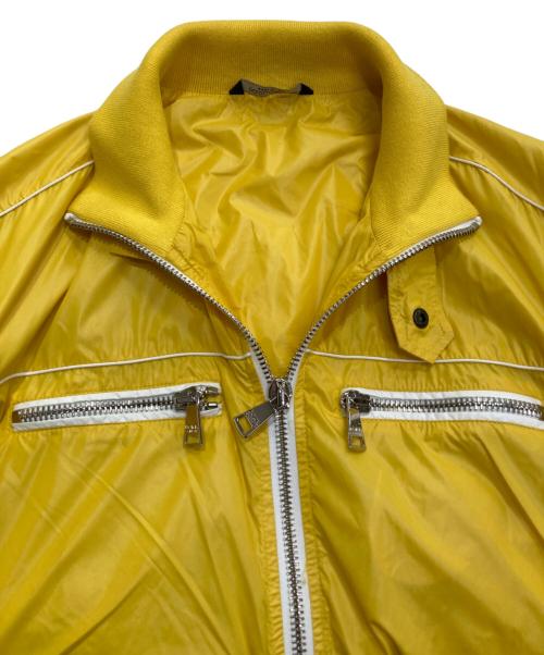DOLCE & GABBANA（ドルチェ＆ガッバーナ）DOLCE & GABBANA (ドルチェ＆ガッバーナ) ロゴプレートジップアップジャケット　G9F12T/FUMM5 イエロー サイズ:48の古着・服飾アイテム