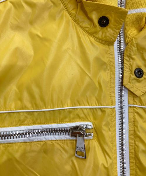 DOLCE & GABBANA（ドルチェ＆ガッバーナ）DOLCE & GABBANA (ドルチェ＆ガッバーナ) ロゴプレートジップアップジャケット　G9F12T/FUMM5 イエロー サイズ:48の古着・服飾アイテム