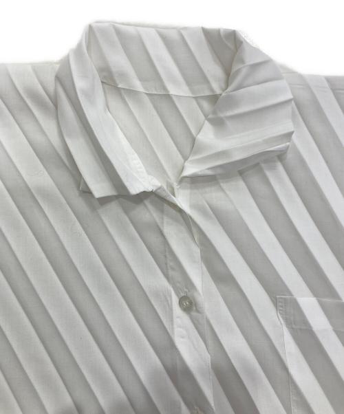 me ISSEY MIYAKE（ミーイッセイ ミヤケ）me ISSEY MIYAKE (ミーイッセイ ミヤケ) ANGLE PLEATS SHIRT ホワイト サイズ:Freeの古着・服飾アイテム