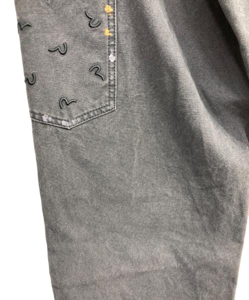 EVISU（エヴィス）EVISU (エヴィス) Seagull Embroidery & Logo Print Washed Pants グレー サイズ:29の古着・服飾アイテム