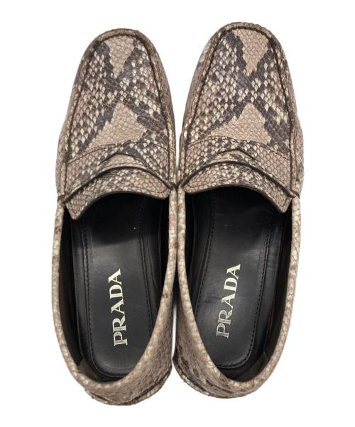 PRADA（プラダ）PRADA (プラダ) パイソン柄ローファー ベージュ サイズ:7の古着・服飾アイテム