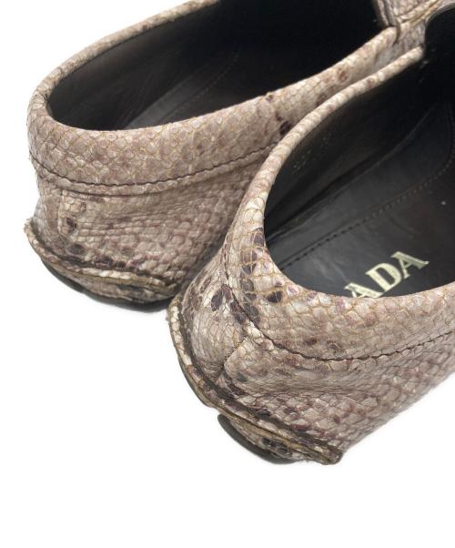 PRADA（プラダ）PRADA (プラダ) パイソン柄ローファー ベージュ サイズ:7の古着・服飾アイテム