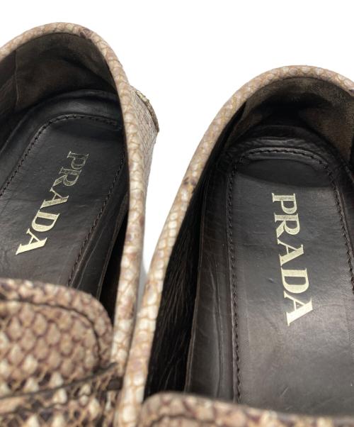 PRADA（プラダ）PRADA (プラダ) パイソン柄ローファー ベージュ サイズ:7の古着・服飾アイテム