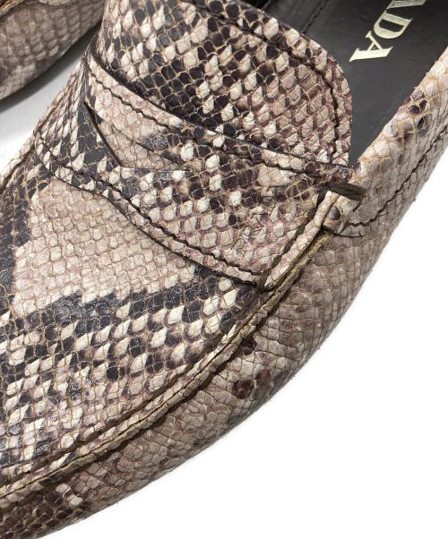 PRADA（プラダ）PRADA (プラダ) パイソン柄ローファー ベージュ サイズ:7の古着・服飾アイテム