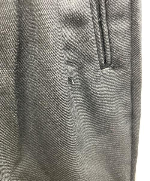 JOHN LAWRENCE SULLIVAN（ジョン ローレンス サリバン）JOHN LAWRENCE SULLIVAN (ジョン ローレンス サリバン) WOOL GABARDINE ZIP TROUSERS ブラック サイズ:44の古着・服飾アイテム